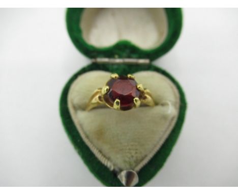 Victorian 15ct gold hallmarked, single stone garnet ring 