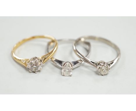 Three assorted 18ct and solitaire diamond rings, including one with 0.25ct stone, sizes J/K, M &amp; N, gross weight 6.9 gram
