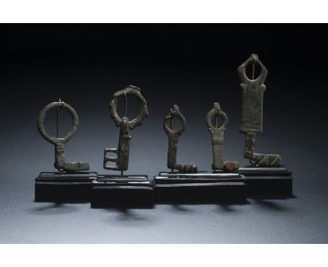 Lot de 5 clés antiques en bronze, Ier-Ve s., comprenant quatre clés romaines et une byzantine avec anneau articulé, long. 3,3