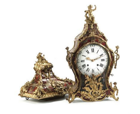 Cartel d'époque Louis XV en placage d'écaille teintée rouge avec incrustations de laiton à décor de feuilles d'acanthe, ornem