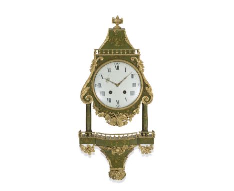 Cartel d'époque Louis XVI, travail probablement suisse, en bois peint vert à décor de fleurs, cadran soutenu par quatre colon