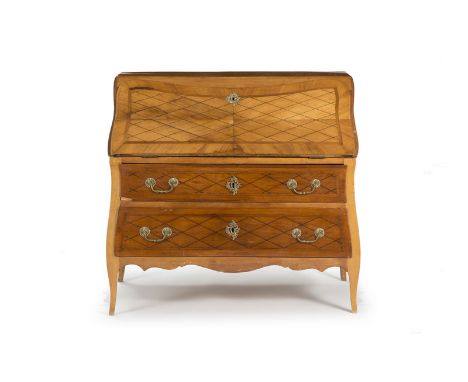 Commode Scriban, Berne, XVIIIe s., en merisier à décor de marqueterie en treillage, façade ouvrant par deux tiroirs et un aba