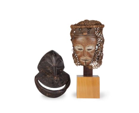 2 masques africains en bois sculpté, l'un Tchokwé (Angola) orné de son support végétal, l'autre décoratif représentant un chi