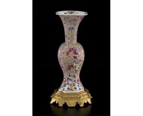 Vase en porcelaine famille rose, Chine, époque Guangxu, décoré de fleurs, de pêches d'immortalité et de grenades, monté sur u