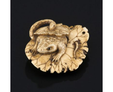 Netsuke en ivoire représentant une grenouille et un serpent sur une feuille de lotus, Japon, époque Meiji, l. 5,5 cm