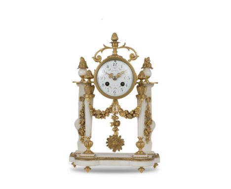 Pendule portique de style Louis XVI, fin XIXe s., en marbre blanc et bronze doré à décor de guirlandes de fleurs, cadran sign