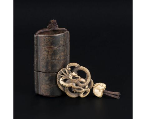 Inro ,en bois laqué à 5 compartiments avec netsuke et ojime ,en ivoire, Japon, époque fin Edo ou Meiji, l'inro décoré de pail