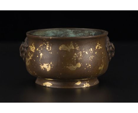 Brûle parfum en bronze gold splash, marque apocryphe de Xuande, Chine, XIXe s., décoré de deux têtes de lions en relief, diam