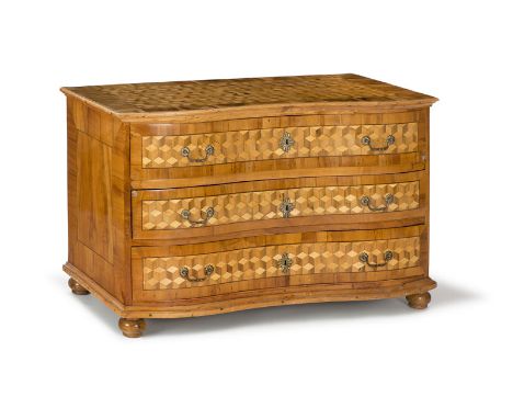 Commode, Suisse, XVIIIe s., en bois naturel, façade mouvementée ouvrant par trois tiroirs, marqueterie à décor de cubes sans 