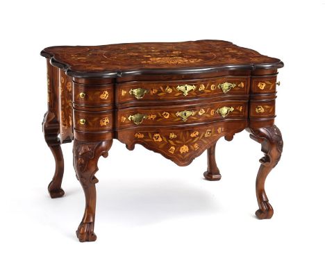 Commode, probablement Hollande, fin XIXe s., début XXe s., façade en arbalète ouvrant par deux tiroirs, plateau marqueté à dé