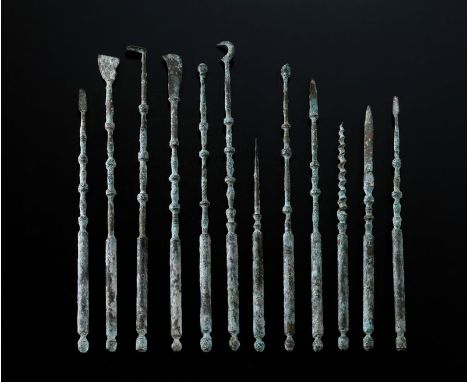 Set de 12 instruments chirurgicaux en bronze, monde romain, Ier-IIIe s. ap. J.-C., comprends divers scalpels, sondes, poinçon