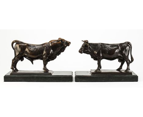       Johann Vierthaler (1869-1957), Taureau et vache, 2 ,sculptures en bronze à patine brune, signé sur le socle, base recta