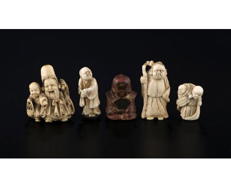 Collection de 5 netsuke: ,4 en ivoire et 1 en bois, Japon, époque Meiji, 1 de Fukurokuju avec un enfant, 1 avec un homme port