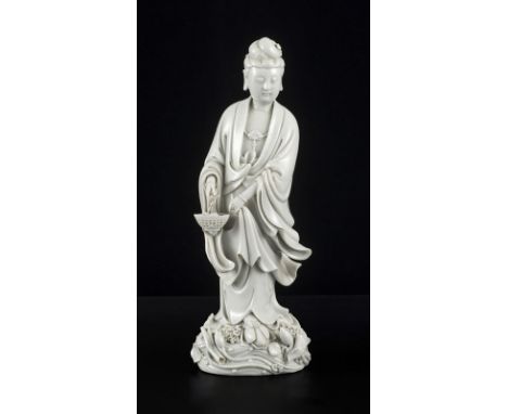 Guanyin en porcelaine "blanc de Chine", Dehua, Chine, probablement époque Kangxi, debout sur une fleur de lotus et tenant un 
