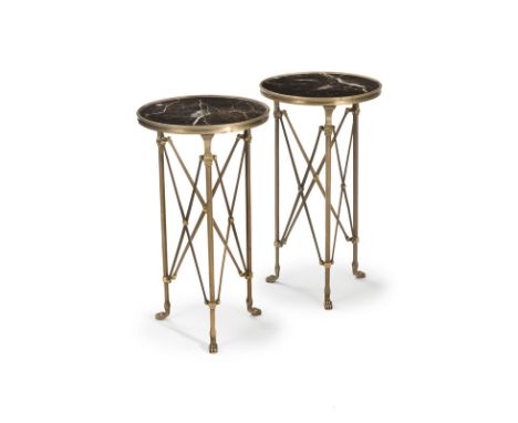Paire de sellettes de style Empire, XXe s., en bronze, plateau circulaire en marbre Brèche-de-Médous-Jaune bordé d'une lingot