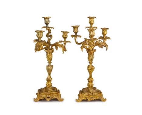 Paire de chandeliers de style Louis XV, fin XIXe s., en bronze ciselé et doré, à trois bras de lumière supportés par des feui