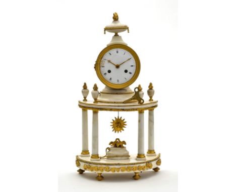 Pendule portique d'époque Louis XVI, en marbre blanc simulant un temple d'Amour à quatre colonnes, cadran en émail à chiffres