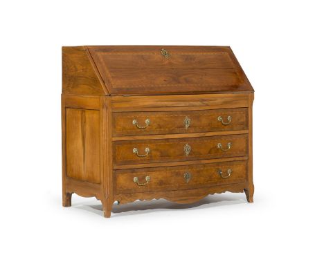 Commode Scriban, Berne, XIXe s., en noyer à décor de filets de marqueterie et frise de motif campaniformes, façade ouvrant pa