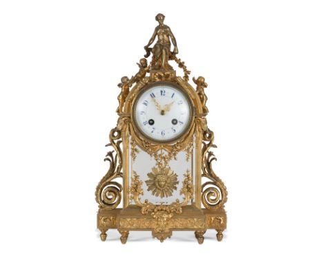 Pendule d'époque Napoléon III en bronze doré à décor de cornes d?abondances et pampres de vigne, cadran surmonté d'une femme 