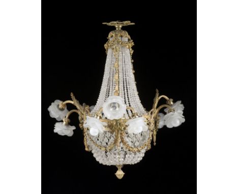 Lustre Montgolfière d'époque Napoléon III, en bronze doré et ciselé garni de rangs de perles de verre, ceinture orné de guirl