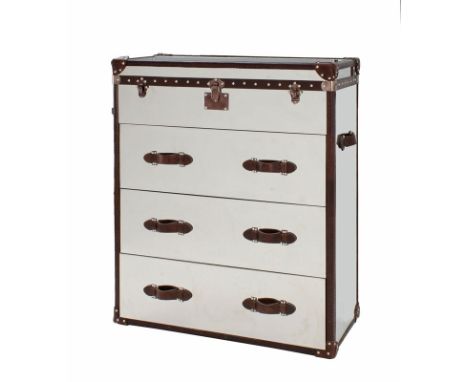 Commode par Andrew Martin, XXe s., ,en forme de malle de voyage, en acier chromé, ouvrant par trois tiroirs, la partie supéri