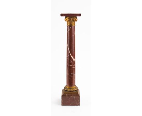 Sellette d'époque Napoléon III en forme de colonne en marbre rouge à chapiteau ionique en bronze doré, h. 121 cm