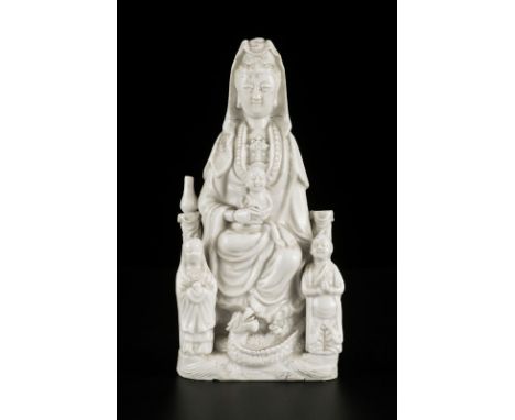 Guanyin en porcelaine "blanc de Chine", Dehua, Chine, époque Kangxi, la déesse assise sur un trône à présentoir portant le va