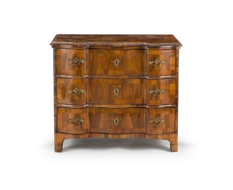 Commode, Suisse, XVIIIe s., en placage de noyer formant des jeux de contraste, façade en arbalète ouvrant par trois tiroirs, 