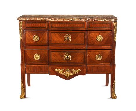 Commode d'époque Transition, en placage de bois de rose et marqueterie de cube sans fond, façade à ressaut ouvrant par deux t