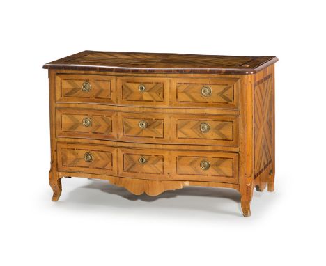 Commode, Suisse, XVIIIe s., en noyer à décor de marqueterie de frisage inscrite dans des encadrements, ouvrant par trois tiro