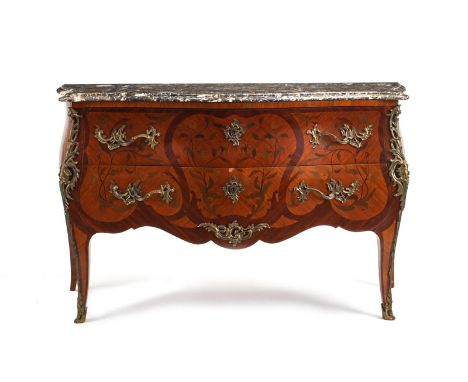 Commode de style Louis XV, XXe s., en placage de bois de rose dans des réserve en placage de bois de violette, ouvrant par de