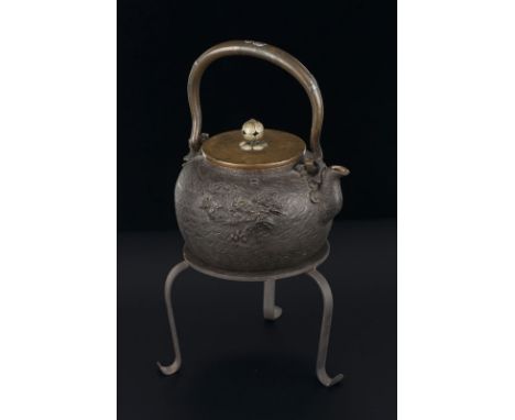 Tetsubin (bouilloire) en fonte, couvercle en bronze, Japon, époque fin Meiji ou Taishô, texture hada, décor de paysages, anse