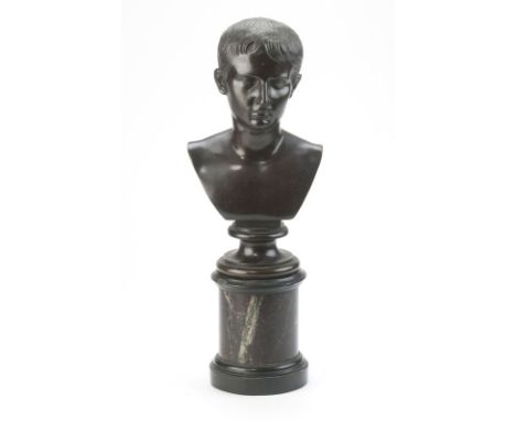 Octave, buste en bronze du premier empereur romain, figuré jeune et torse nu, sur piédouche et piédestal en marbre mouluré po