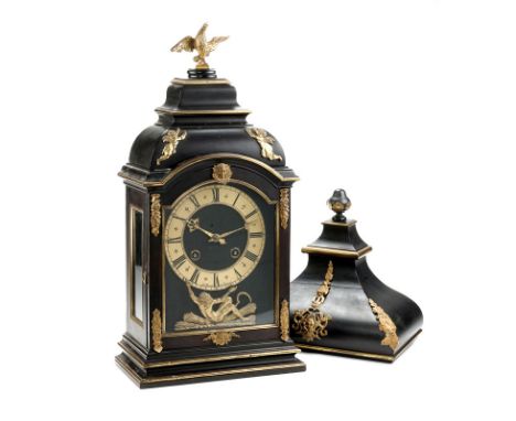 Pendule d'époque Louis XIV en bois noirci, ornementation en bronze doré à décor d'un oiseau, d'angelots et de fleurs, cadran 
