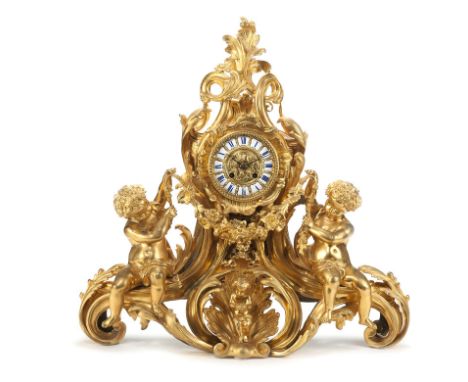 Pendule de style Louis XV, fin XIXe s., en bronze ciselé et doré, cadran à douze cartouches émaillés flanqué de deux putti te
