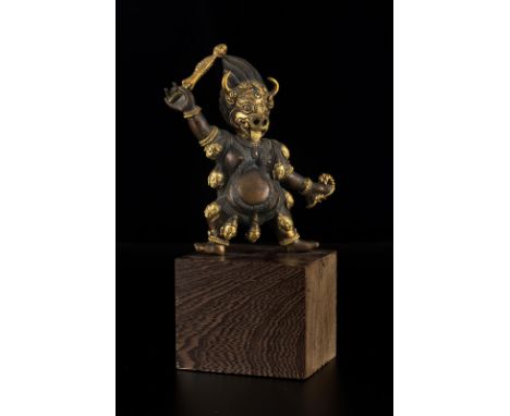 Le dieu de la mort Yama en bronze partiellement doré, Tibet, XXe s., Yama debout en ,pratyalidhasana sur un ,socle en bois, t