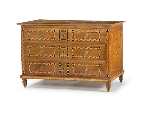 Commode, Suisse, XIXe s., en bois naturel, façade ouvrant par trois tiroirs, marqueterie à décor de motifs géométriques, en a