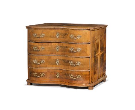 Commode, Suisse, XVIIIe s., en placage de noyer à décor en marqueterie d'étoiles sur les panneaux latéraux, façade galbé ouvr