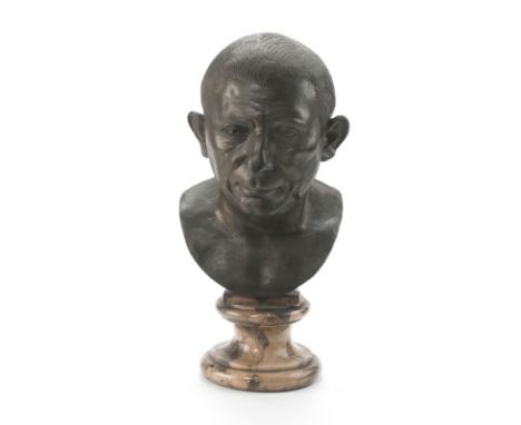 Cicéron, probablement, buste en bronze sur piédouche en marbre brèche beige et gris foncé, h. 47 cm