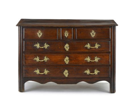 Commode d'époque Louis XV, en chêne ouvrant par six tiroirs dont trois en ceinture, traverse inférieure mouvementée, plateau 