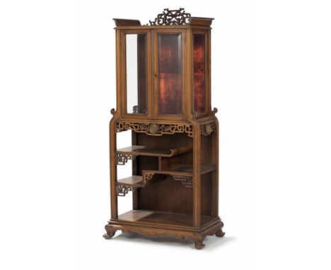 Vitrine dans le goût de Viardot, début XXe s., en bois exotique ouvrant par deux vantaux en partie haute, tablettes en partie