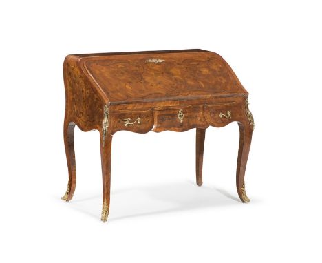 Bureau de pente de style Louis XV, fin XIXe s., début XXe s., en placage de bois de rose et marqueterie à décor de semi de fl