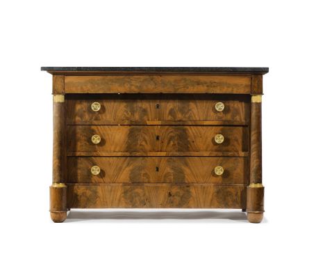 Commode d'époque Empire, en acajou et placage d'acajou flammé, ouvrant par quatre tiroirs en façade dont un à ressaut, montan