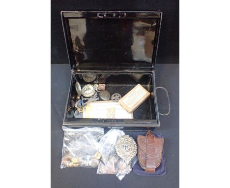A COLLECTION OF MILITARIAincluding buttons, badges, German pottery charity badge, marcasite RAF sweetheart brooch, a compass 
