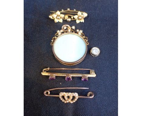 A 9ct GOLD AND SEED PEARL PENDANTa 9ct brooch, two others unmarked, and a 9ct separate mount and stone