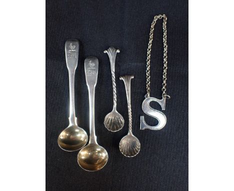 A SILVER 'S' DECANTER LABEL, CHARLES RAWLINGS & WILIAM SUMMERSLondon 1841, a pair of silver condiment spoons, and two others 