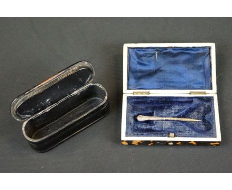 An antique Georgian snuff box together with a faux tortoiseshell incomplete pocket sewing kit 