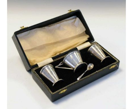 Cased George VI Art Deco style three-piece silver condiment set, Birmingham 1946, 55g approx