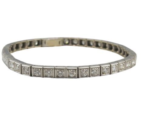 Großes Diamant -Tennisarmband aus 18 k WG gestempelt, mit 42 Diamanten im Brillantschliff à ca. 0,10 ct je Stein TW vsi1, ins