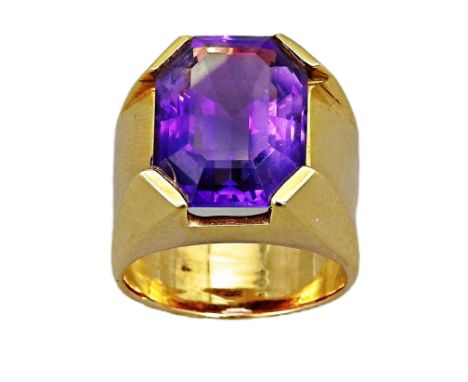 Prunkvoller Ring mit Amethyst 18 K Gelbgold, mit Nitron DXL geprüft. Ein prunkvoller Ring mit einem Amethyst in Smaragdschlif